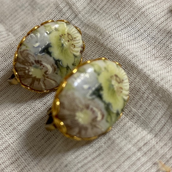 Vintage Jewelry - Ceramic Oval Floral Clip Earrings